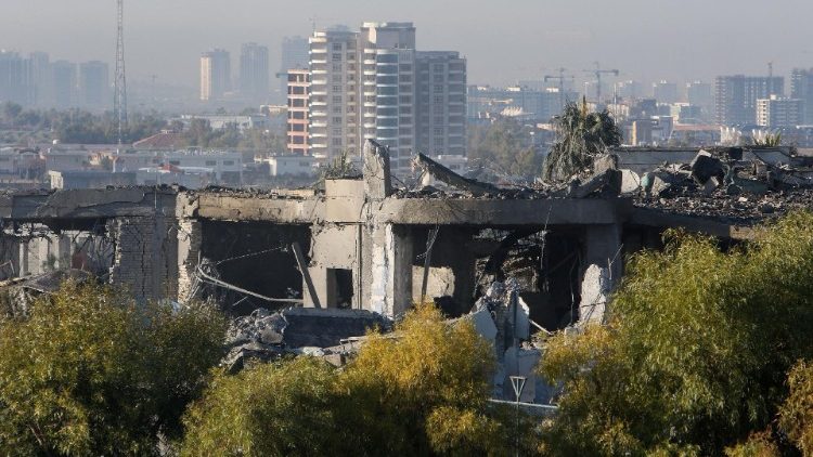 Pohled na poškozenou budovu po raketových útocích v Erbílu, 16. ledna 2024