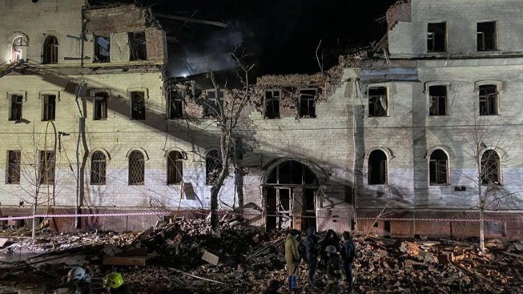 Equipes de resgate e policiais trabalham no local de um edifício residencial fortemente danificado por um ataque de míssil russo, em meio ao ataque da Rússia à Ucrânia, em Kharkiv, Ucrânia, em 17 de janeiro de 2024. REUTERS/Vitalii Hnidyi