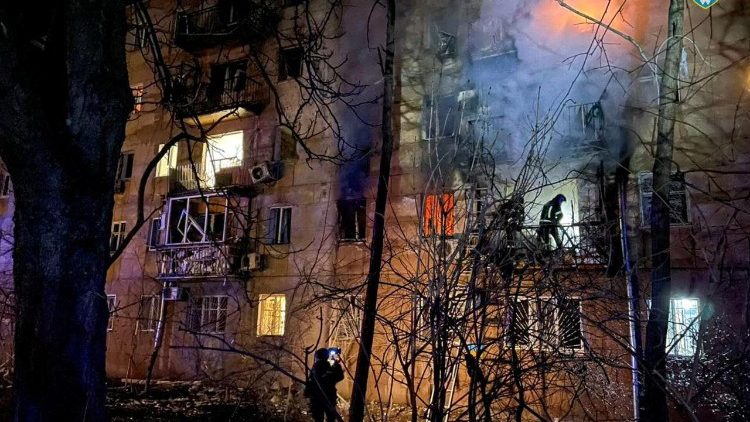 Bombeiros trabalham no local de um edifício residencial danificado durante um ataque de drone russo, em meio ao ataque da Rússia à Ucrânia, em Odesa, Ucrânia, 17 de janeiro de 2024