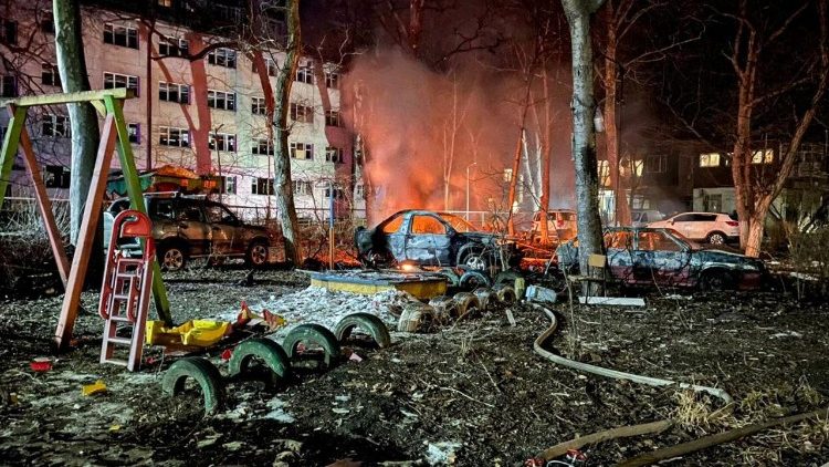 Carros destruídos são vistos próximos a um prédio residencial danificado durante um ataque de drone russo, em meio ao ataque da Rússia à Ucrânia, em Odesa, Ucrânia, em 17 de janeiro de 2024. Press Service of the Operational Command 'South'/Handout via REUTERS 