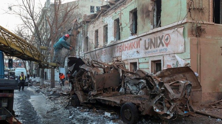 Funcionários municipais removem destroços no local de um ataque com mísseis russos, em meio ao ataque da Rússia à Ucrânia, no centro de Kharkiv, Ucrânia, 17 de janeiro de 2024. REUTERS/Vyacheslav Madiyevskyy