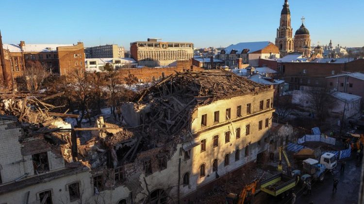 Uma visão geral de um edifício fortemente danificado por um ataque de míssil russo, em meio ao ataque da Rússia à Ucrânia, no centro de Kharkiv, Ucrânia, 17 de janeiro de 2024. REUTERS/Sofiia Gatilova