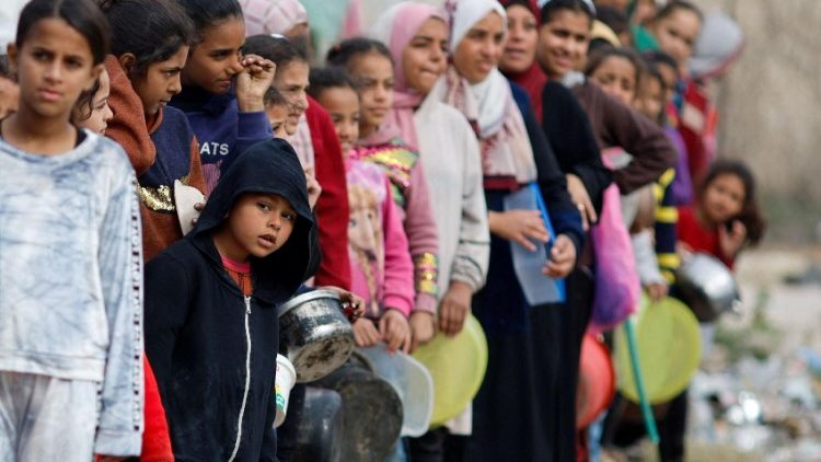 A Rafah, les Palestiniens font la file pour recevoir de la nourriture, le 17 janvier 2024. 