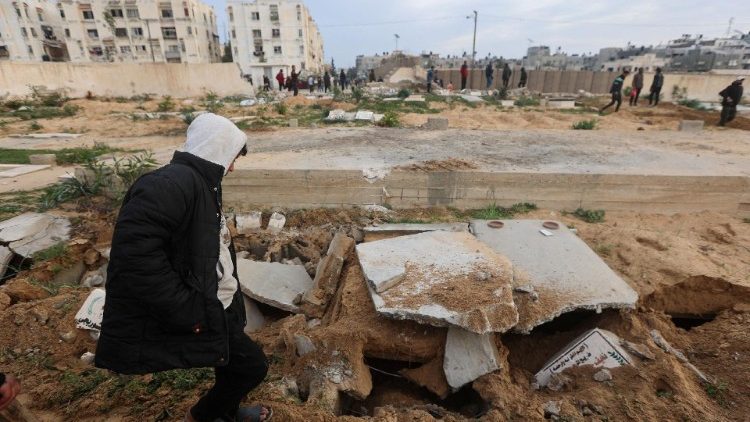 Un cimetière détruit à Khan Younes, dans le sud de la bande de Gaza.