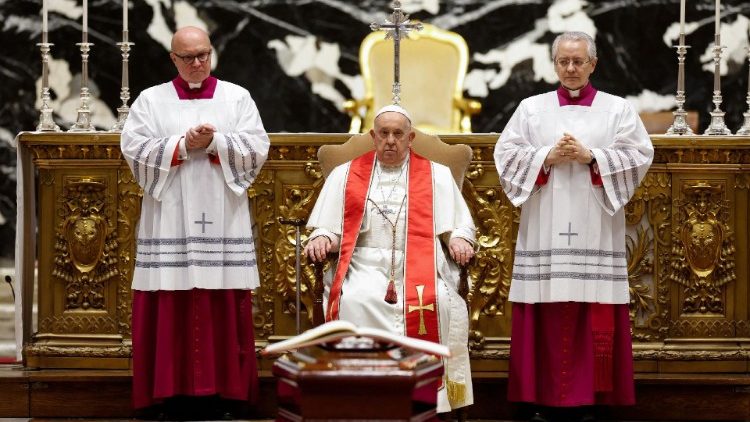 Ferenc pápa végezte a végső ajánlást és búcsúvételt