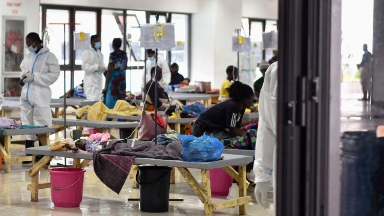 Des patients recevant un traitement contre le choléra au stade de Lusaka, le 18 janvier.