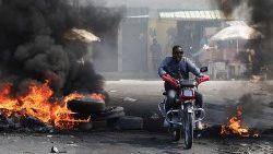 Barricadas en llamas obligan a la gente a refugiarse en Puerto Príncipe