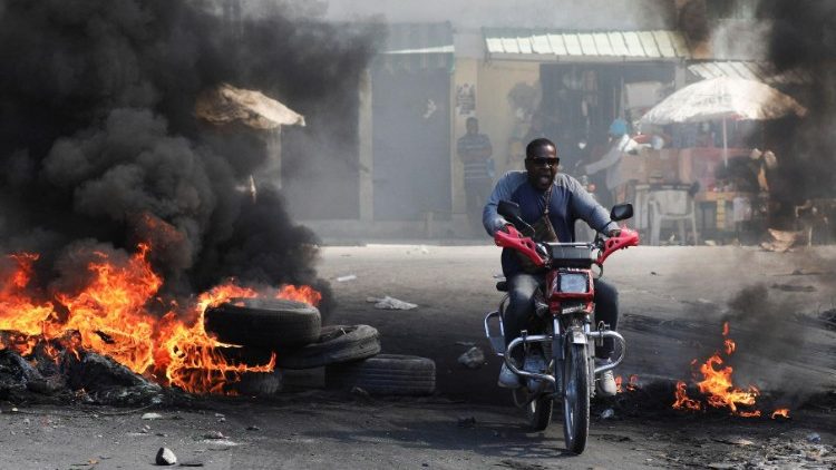Barricadas en llamas obligan a la gente a refugiarse en Puerto Príncipe