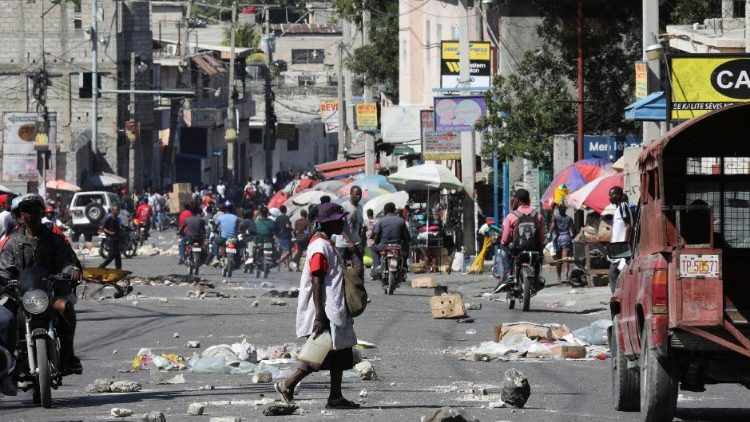 Burning street barricades force people to take shelter, in Port-au-Prince