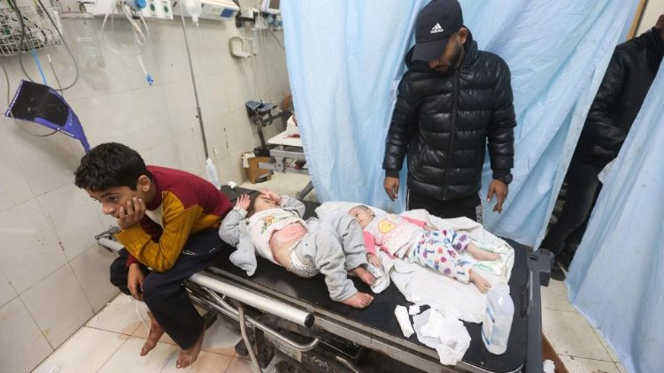 Ранени палестински деца при израелски удар, получават грижи в болница Насър в Хан Юнис