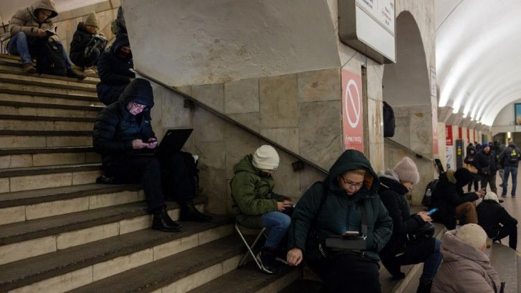 Pessoas se abrigam em uma estação de metrô durante um ataque aéreo, em meio ao ataque da Rússia à Ucrânia, em Kiev, Ucrânia, 23 de janeiro de 2024. REUTERS/Thomas Peter