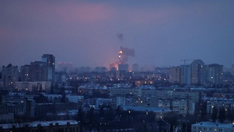 Uma explosão de um míssil é vista na cidade durante um ataque de míssil russo, em meio ao ataque da Rússia à Ucrânia, em Kiev, Ucrânia, 23 de janeiro de 2024. REUTERS/Gleb Garanich
