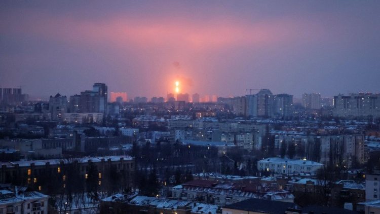 Uma explosão de um míssil é vista no céu sobre a cidade durante um ataque de míssil russo, em meio ao ataque da Rússia à Ucrânia, em Kiev, Ucrânia, 23 de janeiro de 2024. REUTERS/Gleb Garanich