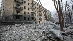 खार्किव में रूसी हमले से क्षतिग्रस्त इमारत 