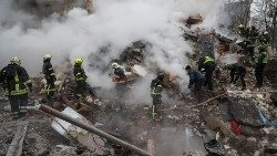 Rettungskräfte arbeiten an diesem Dienstagmorgen am Ort des jüngsten Raketeneinschlags in Charkiw, wo ein Wohngebäude schwer getroffen wurde