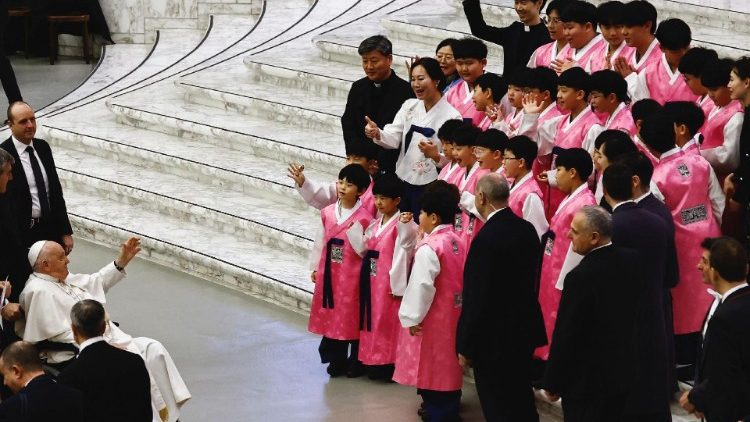 Papst Franziskus grüßt eine Gruppe aus Korea bei der Generalaudienz
