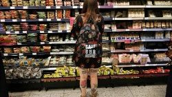 Una persona in un supermercato