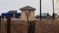 O portão do Centro Correcional Holman é monitorado pelas autoridades antes da execução programada por asfixia com nitrogênio puro de Kenneth Smith, condenado por assassinato de aluguel cometido em 1988, em Atmore, Alabama, EUA, 25 de janeiro de 2024. REUTER/Micah Verde