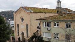 La iglesia italiana afectada por el ataque armado en Estambul.