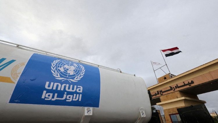 Камион на UNRWA с фуманитарна помощ за Газа