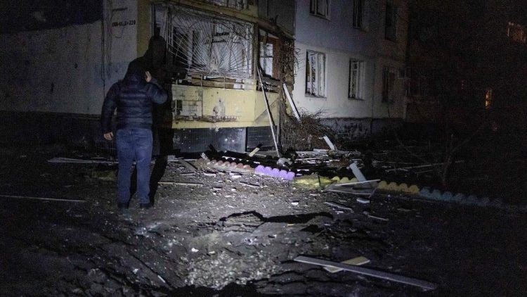 Um residente local fica ao lado de um prédio de apartamentos danificado durante um ataque de drone russo, em meio ao ataque da Rússia à Ucrânia, em Kharkiv, Ucrânia, em 31 de janeiro de 2024. REUTERS/Yevhen Titov