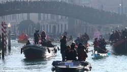 Venice prepares to introduce entrance fee for day trippers to try to manage the flow of tourists