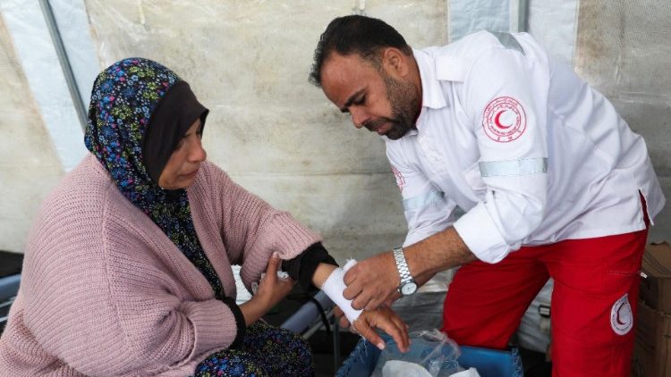 Медики помогают палестинцам на юге сектора Газа