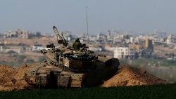 Carro armato israeliano nel nord della Striscia di Gaza