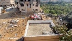 Die Bomben haben auch vor dem Hauptquartier des Palästinensischen Roten Halbmondes (PRCS) in Jabalia nicht Halt gemacht (Agenturfoto vom 5. Februar 2024, kurz nach der Attacke).