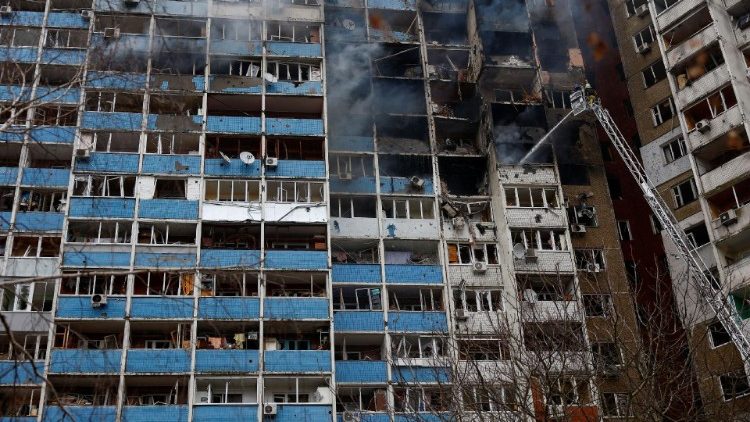 Bombeiros trabalham no local de um edifício danificado durante um ataque de míssil russo, em meio ao ataque da Rússia à Ucrânia, em Kiev, Ucrânia, 7 de fevereiro de 2024. REUTERS/Valentyn Ogirenko