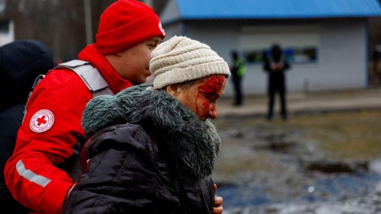 Uma equipe de resgate ajuda uma pessoa ferida, no local de um prédio danificado durante um ataque de míssil russo, em meio ao ataque da Rússia à Ucrânia, em Kiev, Ucrânia, 7 de fevereiro de 2024. REUTERS/Valentyn Ogirenko