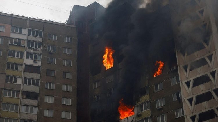 Fumaça sobe de um prédio em chamas danificado durante um ataque de míssil russo, em meio ao ataque da Rússia à Ucrânia, em Kiev, Ucrânia, 7 de fevereiro de 2024. REUTERS/Valentyn Ogirenko