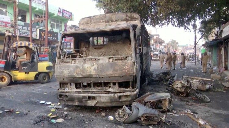Ausgebranntes Auto bei Protesten in Uttarakhand, Indien