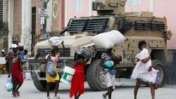 Ľudia utekajú pred násilím gangov v hlavnom meste Port-au-Prince