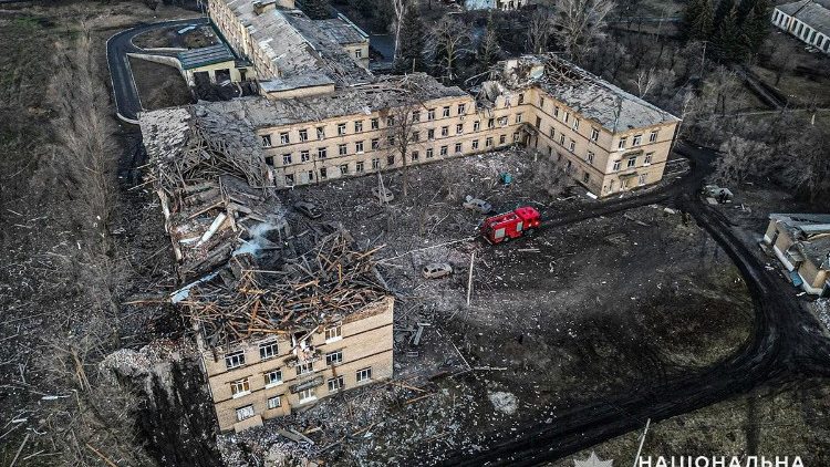 Vista de hospital destruído em um ataque de míssil russo, em Selydove, região de Donetsk, Ucrânia, 14 de fevereiro de 2024. (National Police of Ukraine /Divulgação via REUTERS)