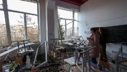 Klasa szkolna zniszczona w wyniku rosyjskiego ostrzału we Lwowie, 15 lutego 2024 r.