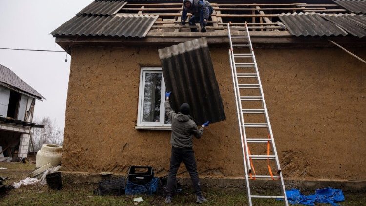 Trabalhadores consertam o telhado de uma casa que foi danificada pela explosão de um ataque de míssil russo, em meio ao ataque russo à Ucrânia, no vilarejo de Buda-Babynetska, nos arredores de Bucha, perto de Kiev, Ucrânia, 15 de fevereiro de 2024. REUTERS/Thomas Peter