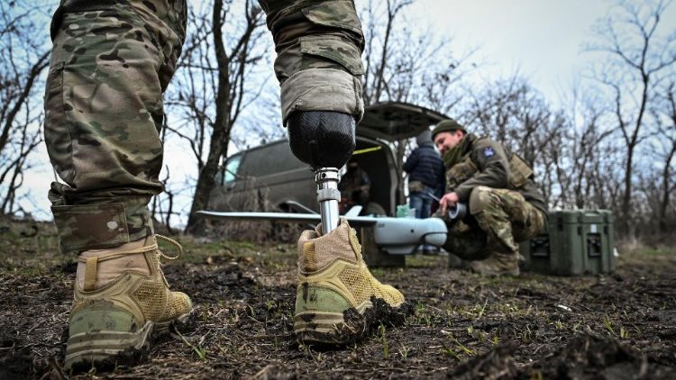 Ukrainische Soldaten bereiten eine Aufklärungsdrohne an einer Frontlinie in der Region Saporischschja vor