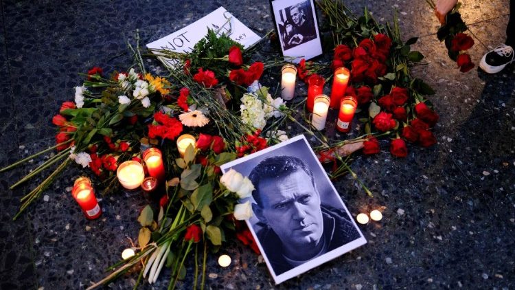 Protesty ludzi po śmierci Alexeya Navalnego