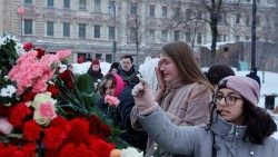 Moscou: manifestantes deixam flores em memória de Navalny