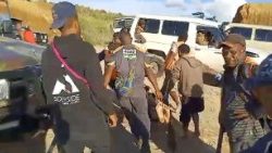 Polizisten transportieren die Leiche eines mutmaßlichen Stammes-Söldners ab