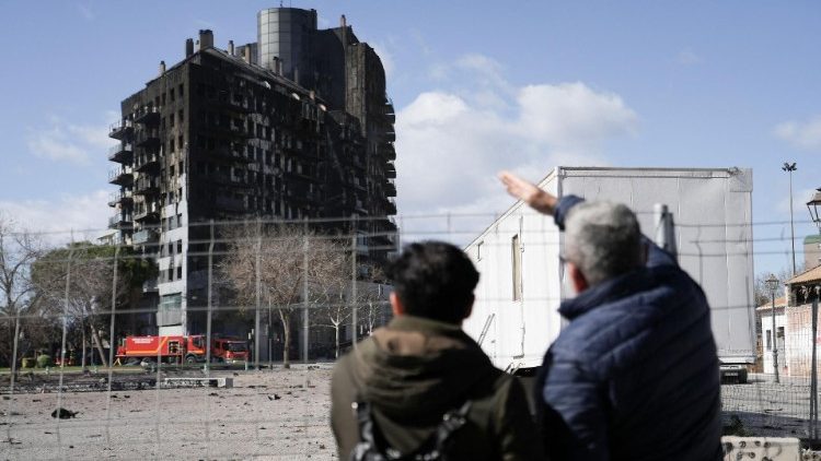 Il complesso residenziale di 14 piani arso dall'incendio divampato ieri, 22 febbraio, a Valencia (Spagna)