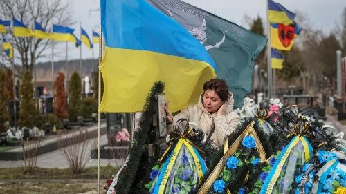 A tristeza de uma mulher ao visitar o túmulo de seu parente, um defensor ucraniano morto na guerra