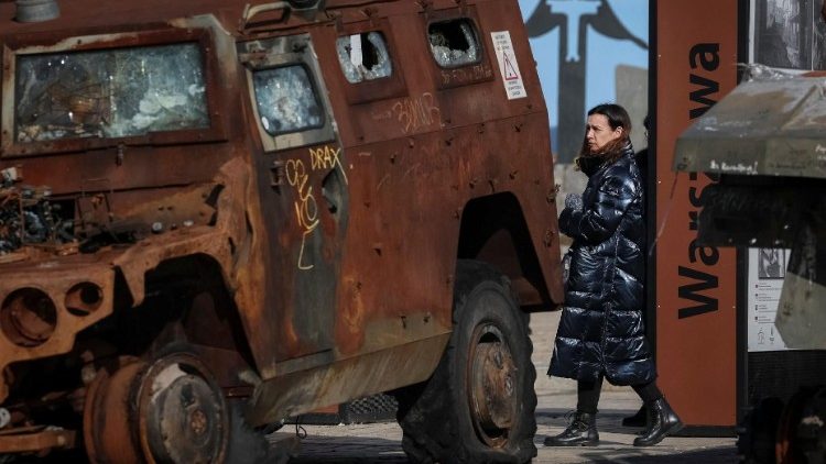 Uma mulher visita uma exposição que exibe veículos militares russos destruídos, em meio ao ataque da Rússia à Ucrânia, no centro de Kiev, Ucrânia, 27 de fevereiro de 2024. REUTERS/Gleb Garanich