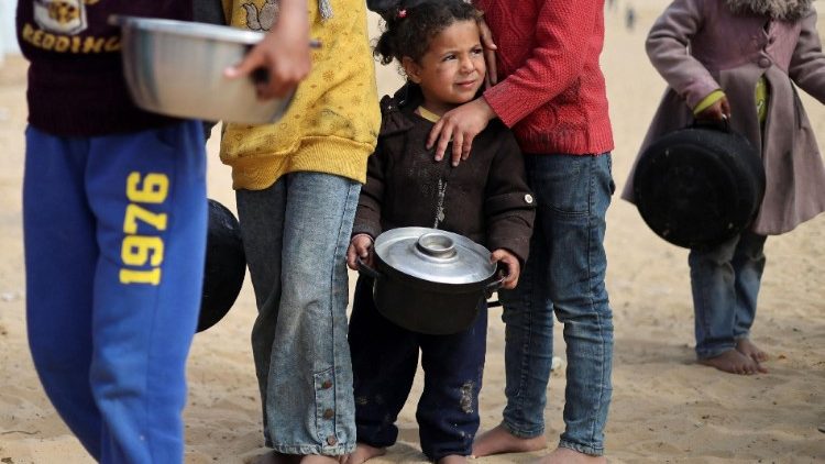 Palästinensische Kinder stehen in Rafah/Gaza für Essen an