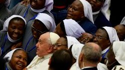 Papst Franziskus begrüßt Ordensschwestern in der Audienzhalle.