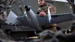 Un militaire ukrainien prépare un drone de reconnaissance Furiia avant de survoler les positions des troupes russes près de la ville de Bakhmut, sur la ligne de front.
