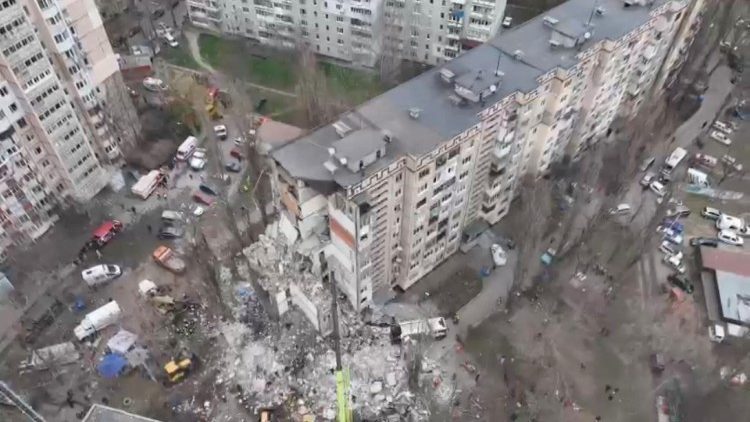 A visualização do drone mostra equipes de resgate trabalhando no local de um edifício residencial fortemente danificado por um ataque de drone russo que matou vários residentes, em Odessa, 2 de março de 2024, nesta imagem estática do vídeo. Serviço Estatal de Emergência da Ucrânia/Folheto via REUTERS