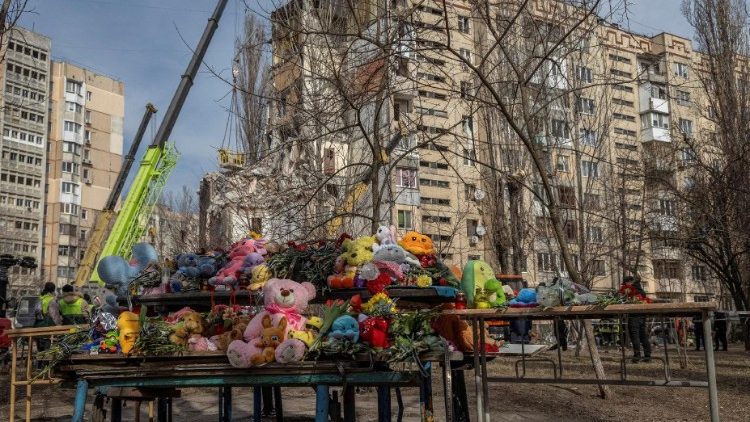 Uma vista mostra um memorial improvisado às vítimas do ataque de drone do dia anterior que danificou gravemente um prédio de apartamentos, em meio ao ataque da Rússia à Ucrânia, em Odesa, Ucrânia, em 3 de março de 2024. REUTERS/Stringer