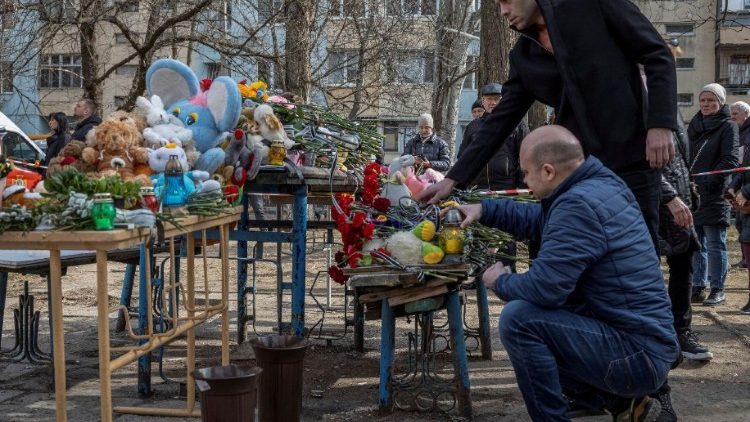Pessoas acendem velas e colocam flores em um memorial improvisado às vítimas do ataque de drone do dia anterior que danificou gravemente um prédio de apartamentos, em meio ao ataque da Rússia à Ucrânia, em Odesa, Ucrânia, 3 de março de 2024. REUTERS/Stringer